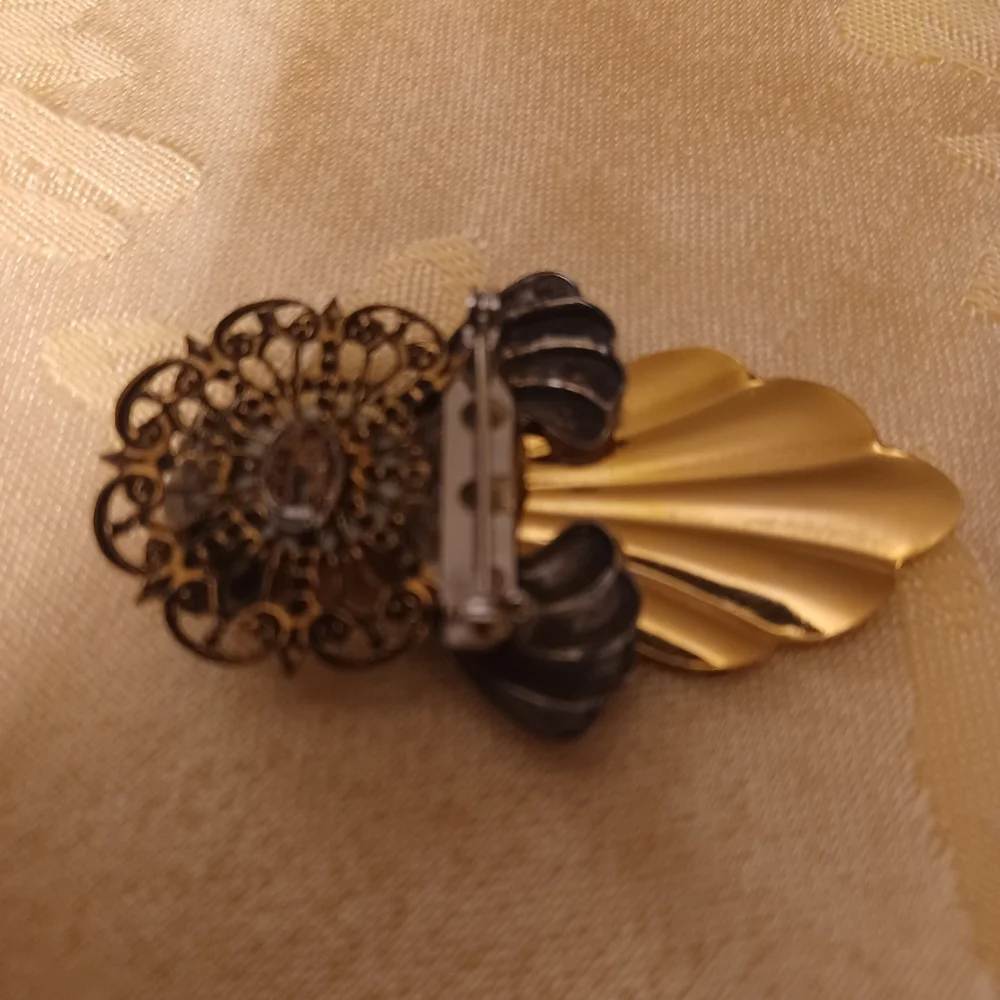 Healing Angel Nurse Brooch Pin - Picture 5 of 5